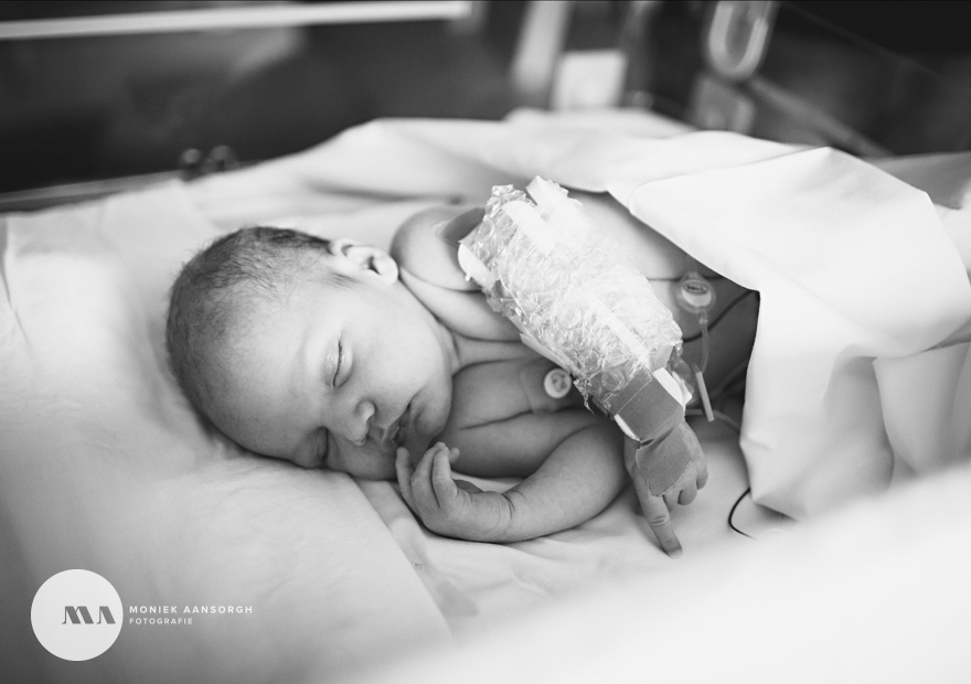 Baby fotografie in het ziekenhuis | Kleine vechter Stan