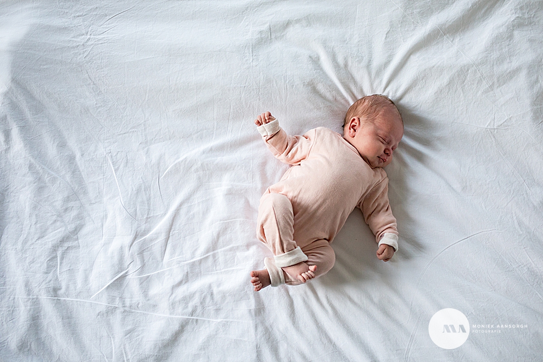 Newborn lifestyle fotografie Ootmarsum | Cato